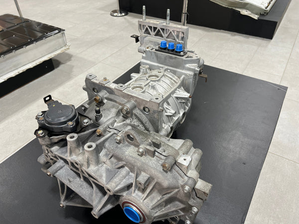 Overhalt Hyundai drivmotor med reduksjonsgir, oversikt med girhuset nærmest