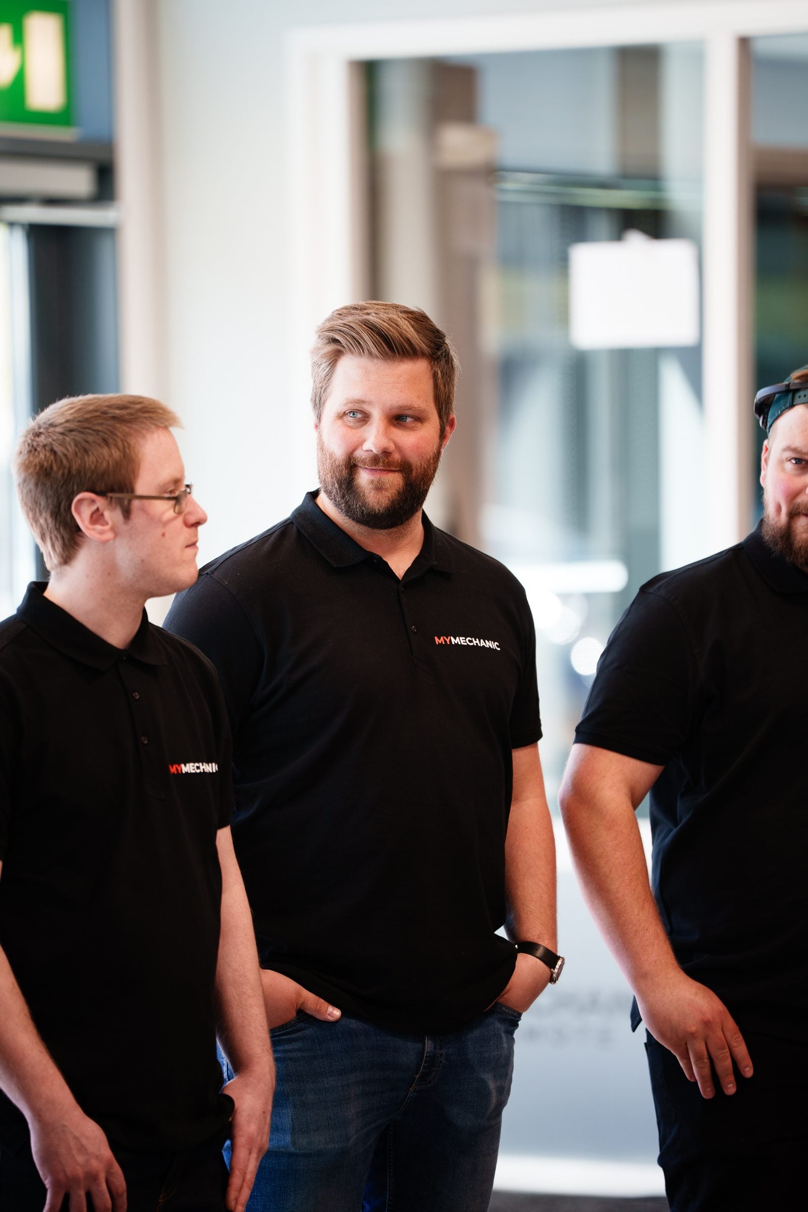Tre MyMechanic-teknikere i polo-skjorter