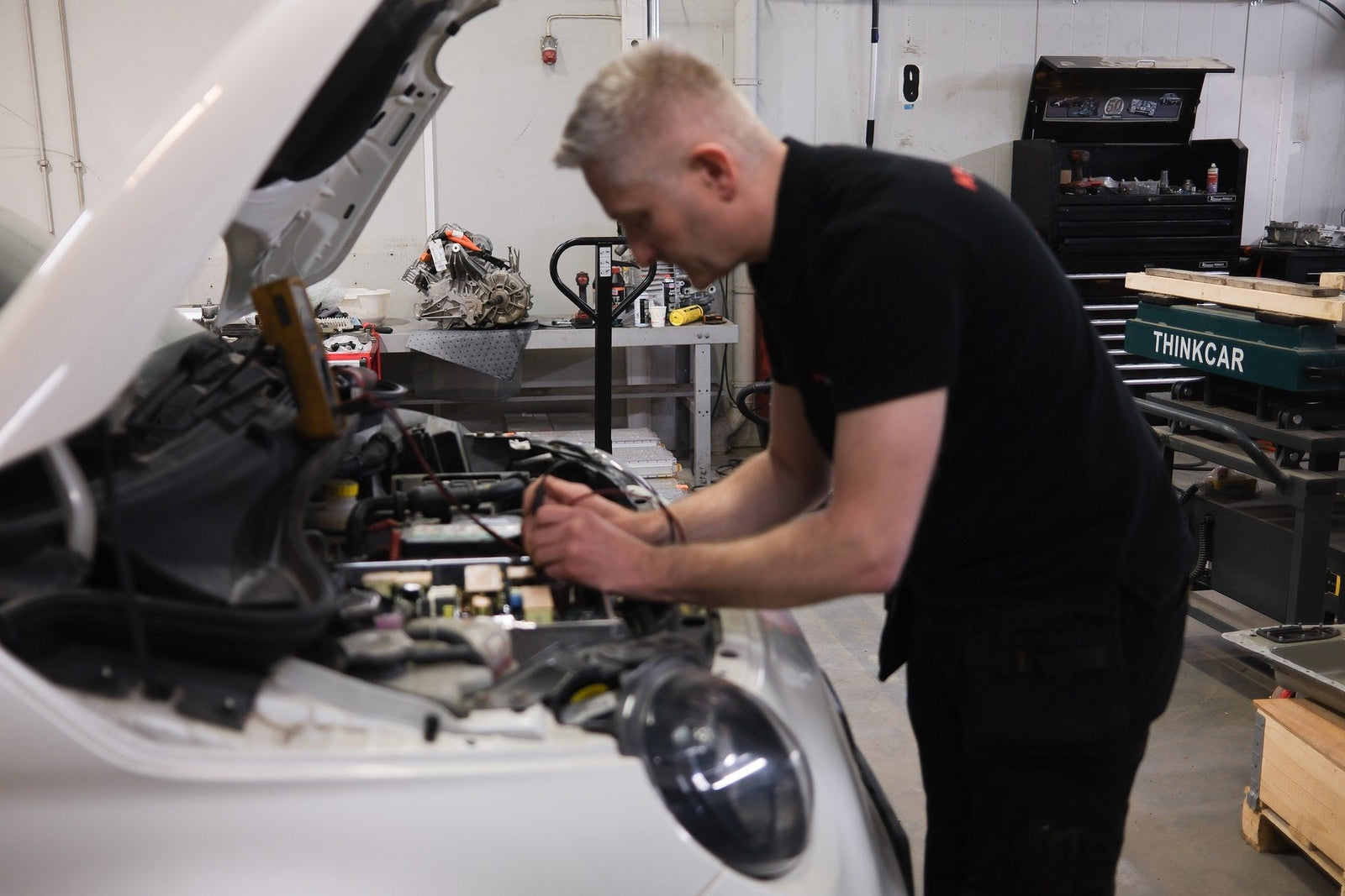 MyMechanic-tekniker arbeider med bil-elektronikk under panseret